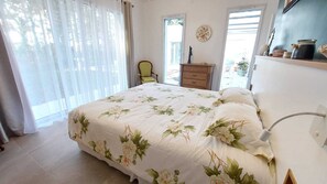 4 soverom, skrivebord, strykejern/-brett og reiseseng for barn