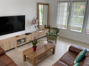 TV connectée, table de tennis de table, livres