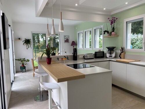 Maison Moderne avec Piscine à Proximité de la Côte