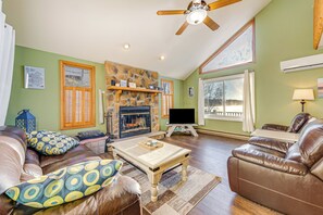 House (3 Bedrooms) | Interior - Beach Access, Private Dock: Arrowhead Lake Cabin (Pocono Lake)