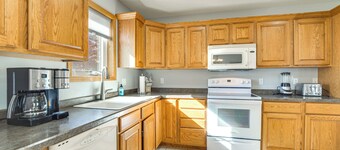 Detroit Lakes Home: Walk to Marina!