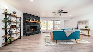 Una televisión, una chimenea, libros, una oficina