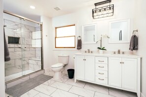Shower, hair dryer, towels - Hilltop Retreat in Bella Vista (Bella Vista)