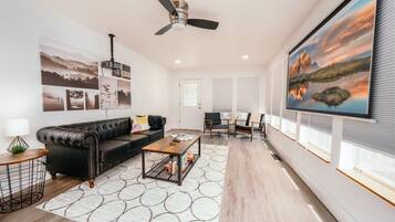 Una televisión, una chimenea, libros, una oficina