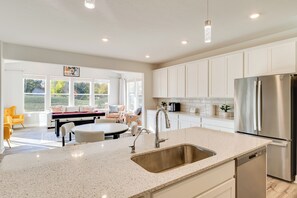 House (5 Bedrooms) | Interior