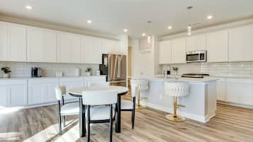 House (5 Bedrooms) | Interior