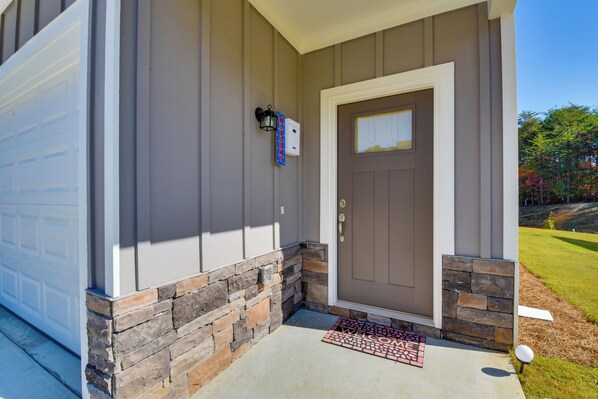 Apartment (3 Bedrooms) | Interior - Family Friendly: Modern Townhome in Lula! (Lula)