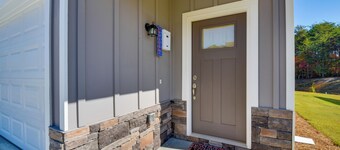 Family Friendly: Modern Townhome in Lula!