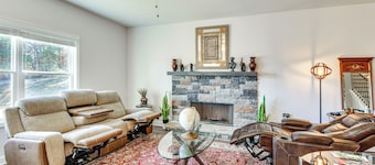Work, Explore & Relax: Modern Townhome in Lula!