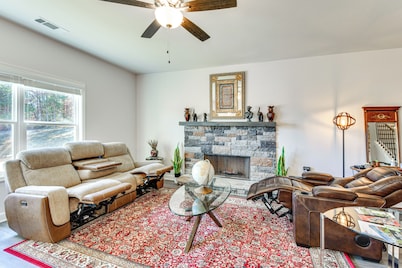 Work, Explore & Relax: Modern Townhome in Lula!