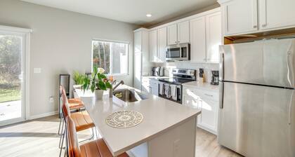 10 Mi to Grand Rapids: Modern Townhome!