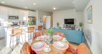 10 Mi to Grand Rapids: Modern Townhome!