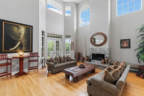 Télévision, lecteur de DVD, chaîne hi-fi, espaces bureaux