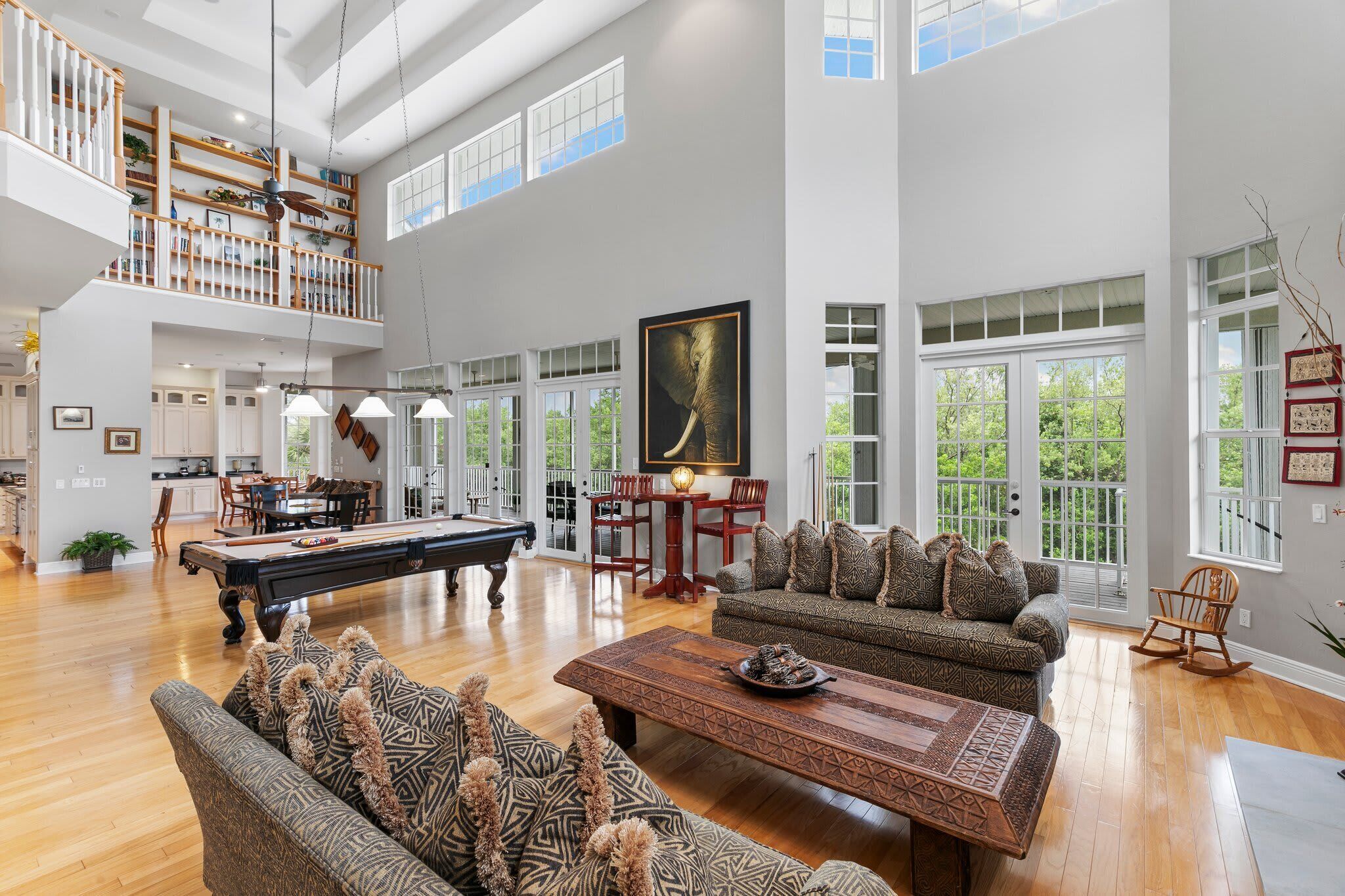 Televisio, DVD-soitin, stereot, työhuone