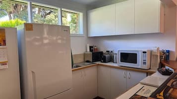 Refrigerador, microondas, cafetera y tetera y tostadora