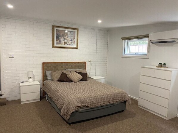 1 dormitori, planxa i posts de planxar i un bressol de viatge 