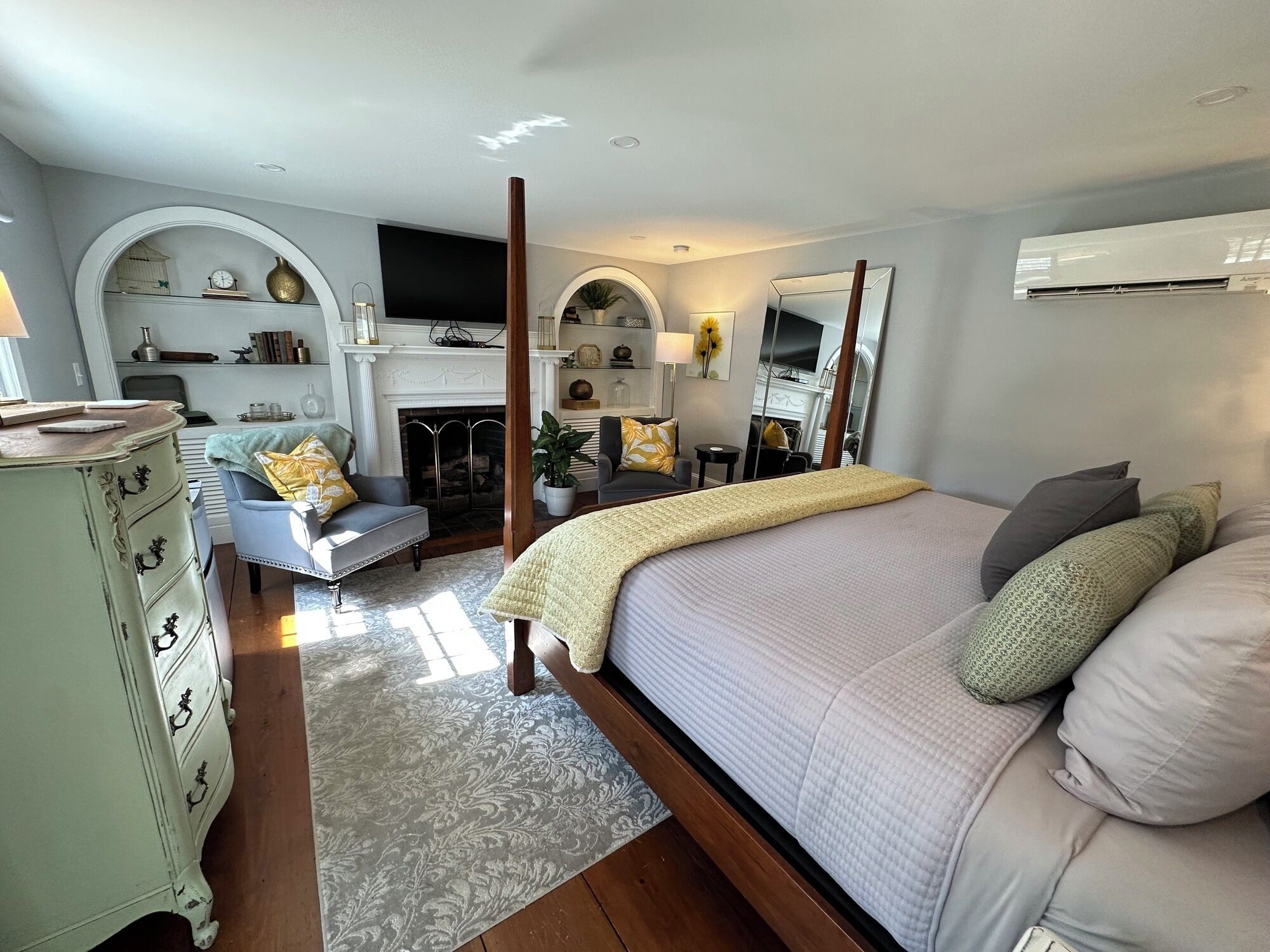 Luxury Room, Patio | Bathroom | Towels, soap, shampoo, toilet paper