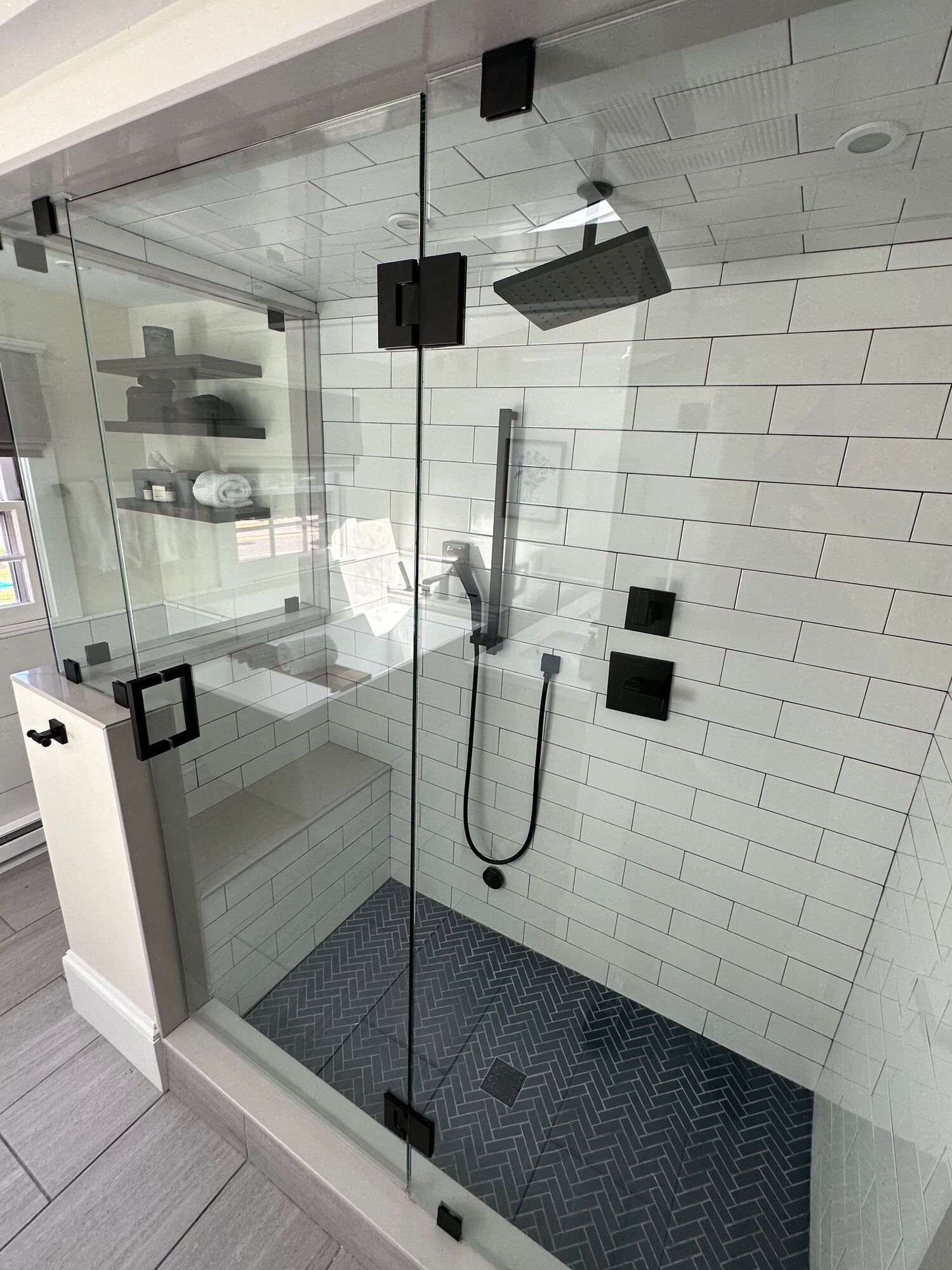 Studio | Bathroom | Towels, soap, shampoo, toilet paper