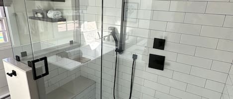 Estudio | Baño | Toallas, jabón, shampoo, papel de baño
