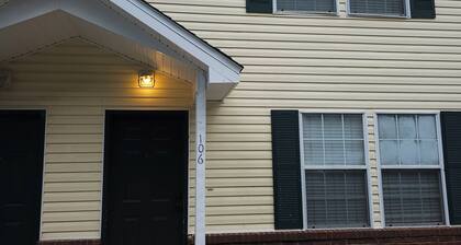 Charming 3-bedroom condo with WiFi, AC in phenomenal Tallahassee