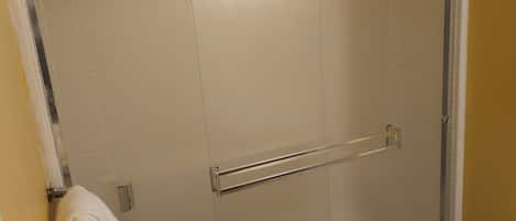 Secadora de cabello, toallas, jabón, papel de baño