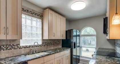 New! Pool, Sauna & Wellness Retreat. Spacious home! 3Bed 2Bath.