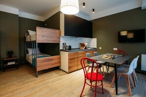 Estudio familiar, balcón, vistas al jardín | Ropa de cama hipoalergénica y escritorio