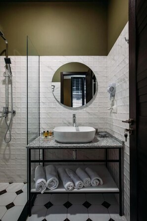 Douche, sèche-cheveux, chaussons, serviettes fournies