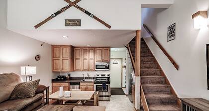 One bedroom Cascades C-7, sleeping 6, fireplace!