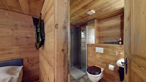 Shower, hair dryer, towels, toilet paper - Cosy 1-room appartment in the centre of Silvaplana (Silvaplana)