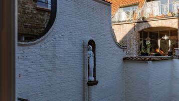 House | 1 bedroom, desk