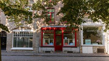 House | 1 bedroom, desk