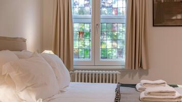 House | 1 bedroom, desk