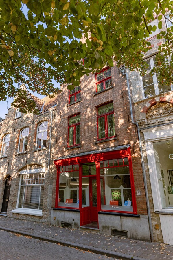 House | 1 bedroom, desk - Charming Characterful Double Room in City Center (Bruges)