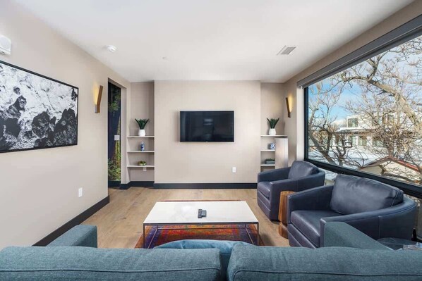 TV - Walkable Denver Flat + Rooftop Patio on Tennyson St (Denver)