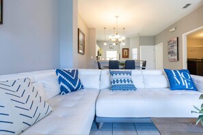 Apartment | 3 bedrooms, Internet - 3BR Townhome Steps From Theme Parks Sleeps 6 (Kissimmee)