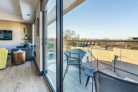 TV. Elegant Flat on Tennyson Street w/ Balcony + Rooftop Patio