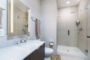 Douche, sèche-cheveux, serviettes fournies, shampoing
