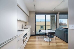 Kühlschrank, Mikrowelle, Ofen, Herdplatte