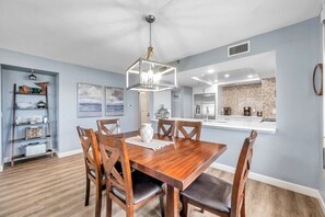 Dining - Family-friendly beachfront condo with pool, hot tub, and tennis courts (Indian Rocks Beach)