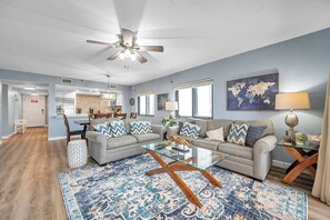 Smart TV - Family-friendly beachfront condo with pool, hot tub, and tennis courts (Indian Rocks Beach)