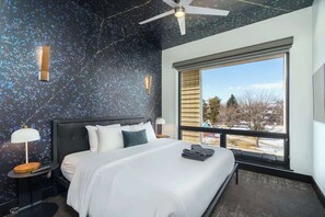 2 bedrooms, iron/ironing board, travel cot, WiFi - Sleek Tennyson St Flat w/ Balcony & Views (Denver)