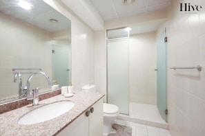 Shower, hair dryer, shampoo - Lux CanalView Apt in Iconic Churchill Tower (Dubai)