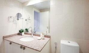 Douche, sèche-cheveux, shampoing