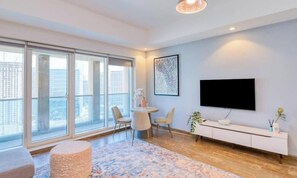 TV, offices - Lux CanalView Apt in Iconic Churchill Tower (Dubai)