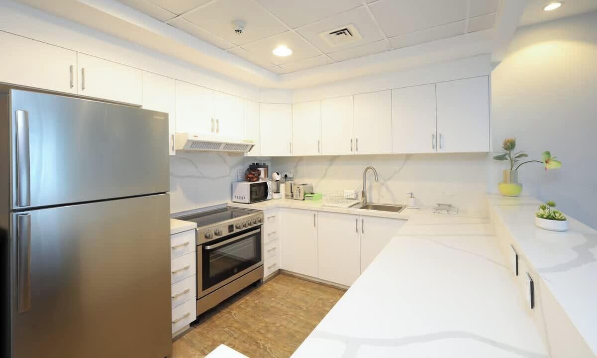 Coffee/tea maker, fridge, microwave, oven