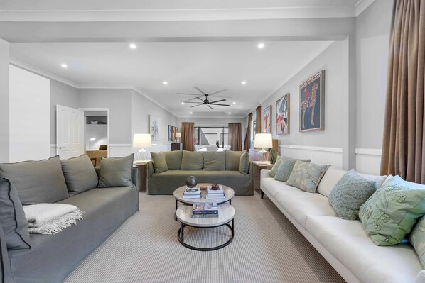 Fernseher, Kamin, DVD-Player, Bücher