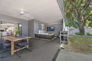 Outdoor dining - Dalton Cottage - Charm & Convenience (Orange)