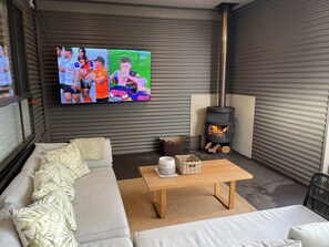 TV, fireplace, DVD player, stereo - Dalton Cottage - Charm & Convenience (Orange)