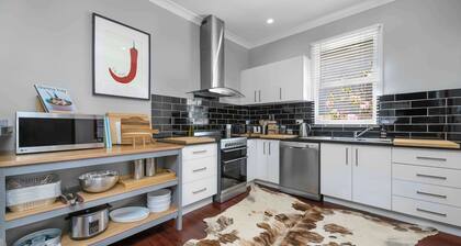 Dalton Cottage - Charm & Convenience